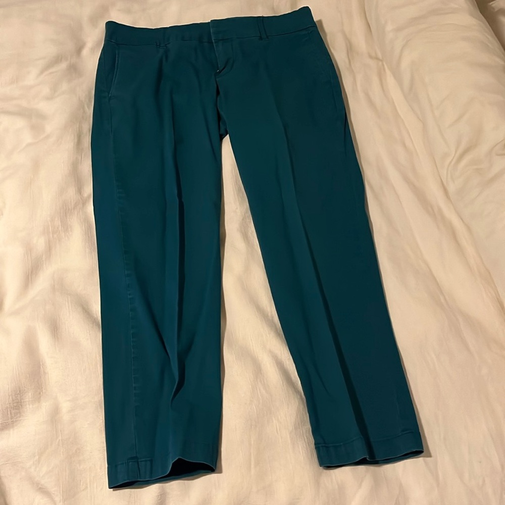 Cropped, emerald green slacks.